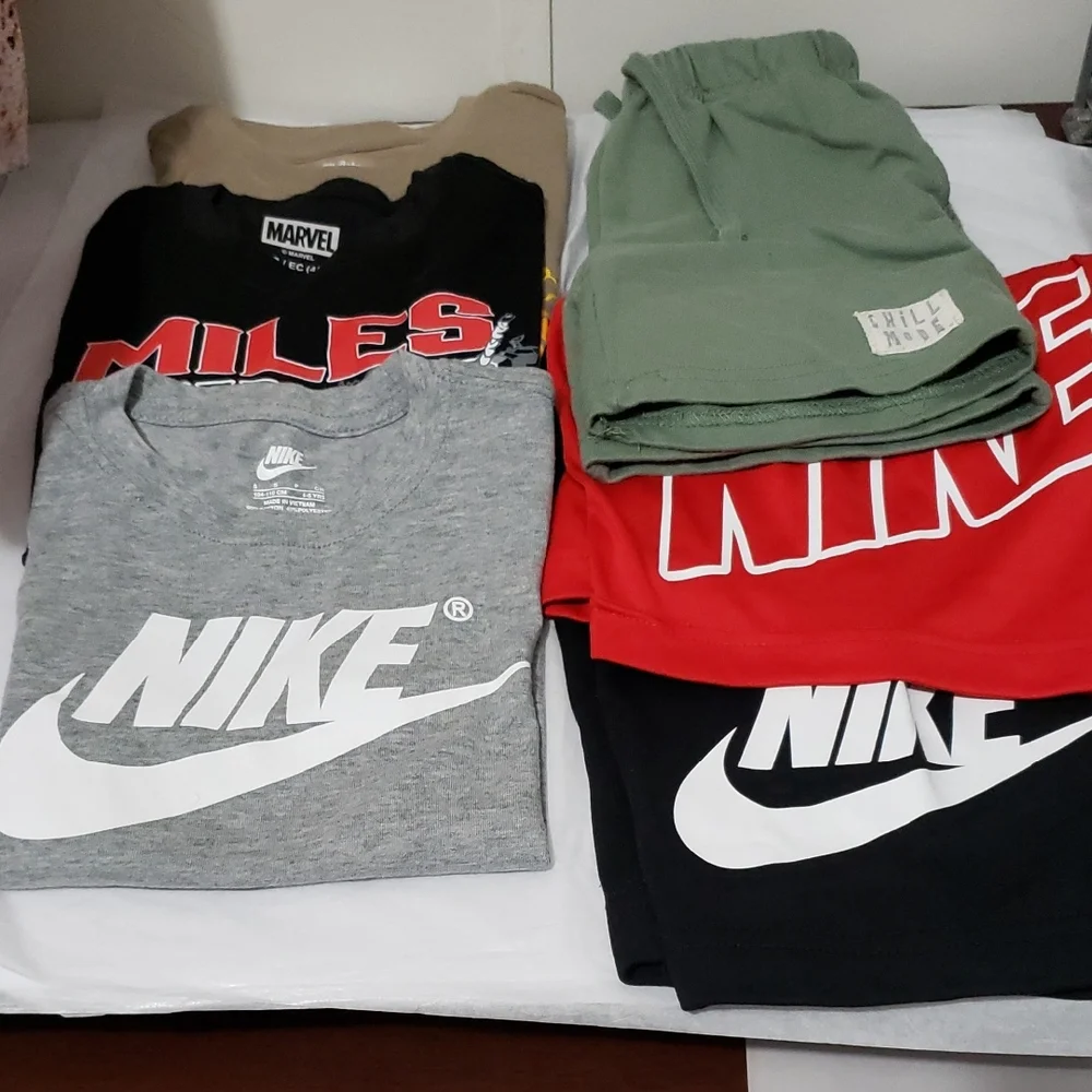 Nike T-Shirts in Gray, Black, and Red with Green Kid's 4-5 5 Tee's /Shorts (6)